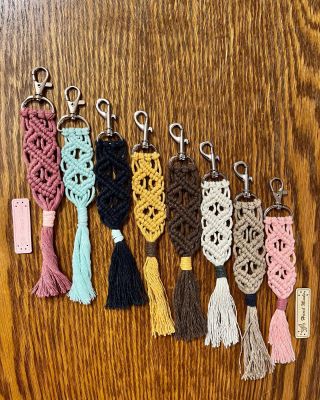 Macramé klíčenky . #macramé #klicenka #drhani #palickovani