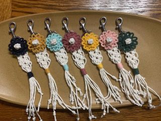 Klíčenka kytička . #macrame #palickovani #klicenka #drhani